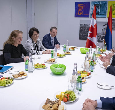 La gouverneure générale a rencontré le président de la République d'Arménie, Armen Sarkissian sont assis autour d'une table avec d'autres représentants du gouvernement. 