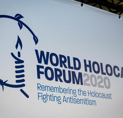 Un panneau du cinquième Forum mondial sur l'Holocauste.