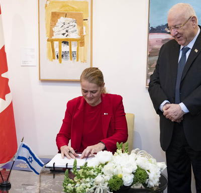  The Governor General signed the guest book. 
