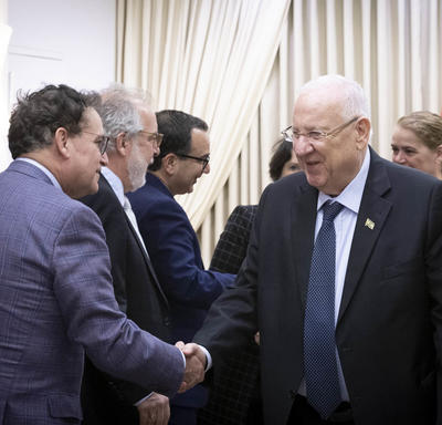 His Excellency Reuven Rivlin, President of the State of Israel shook hands with members of the Canadian delegation. 