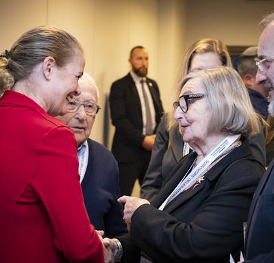 La gouverneure générale s'entretient avec un survivant de l'Holocauste. 
