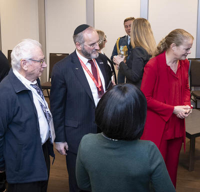 La gouverneure générale s'entretient avec un survivant de l'Holocauste. 