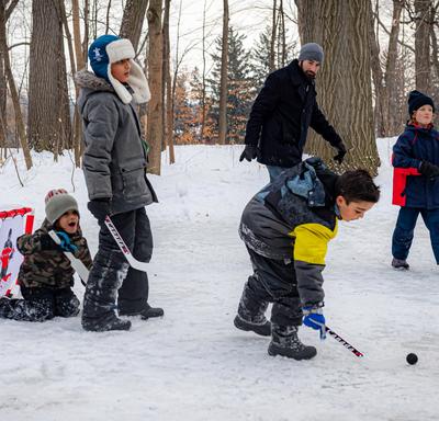 Pendant la Célébration hivernale, les visiteurs se sont amusés à l'extérieur en pratiquant divers sports d'hiver. 