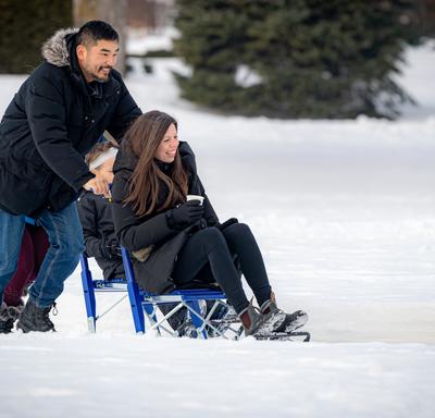 Une équipe de l’ambassade de Finlande aidait les participants à essayer la luge-patinette, un traîneau unique en forme de chaise sur patins.