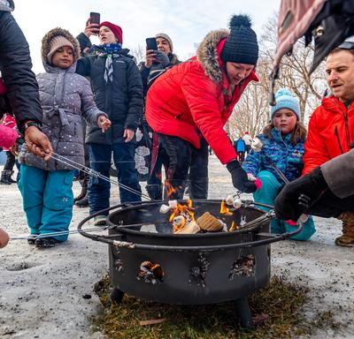 Les visiteurs se sont réchauffés près du feu en mangeant des S’mores. L'activité était offerte par le YMCA-YWCA. 