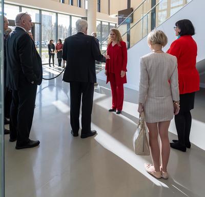 La gouverneure générale rencontre des membres du corps enseignant de l'université Simon Fraser.