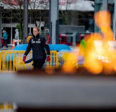 La gouverneure générale patine avec des membres de la communauté.