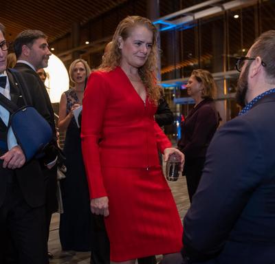 La gouverneure générale rencontre des gens lors d'un gala à Vancouver.