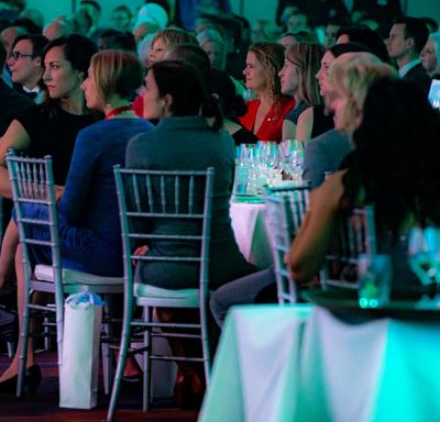 La gouverneure générale s'assoit à une table avec des invités lors d'un gala.
