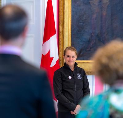 Deux enseignants se lèvent pour remercier la gouverneur générale. 