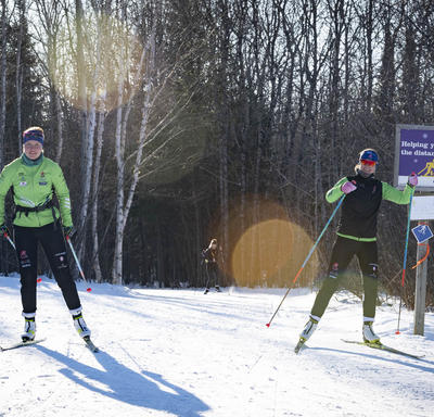 des skieurs de fond de compétition descendant une piste.