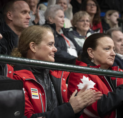 La gouverneure générale encourage les athlètes lors de la cérémonie d'ouverture des Jeux olympiques spéciaux d'hiver du Canada Thunder Bay 2020.