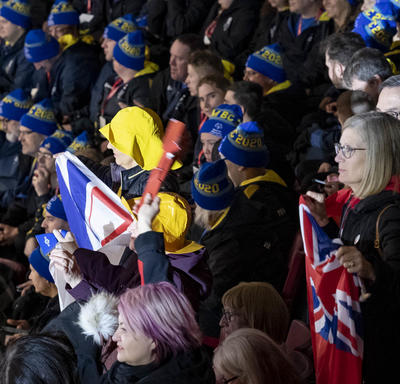 Des supporters encouragent les athlètes lors de la cérémonie d'ouverture des Jeux olympiques spéciaux d'hiver du Canada Thunder Bay 2020.