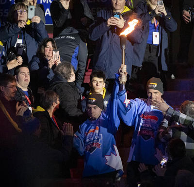 Les athlètes transportent le flambeau lors de la cérémonie d'ouverture des Jeux olympiques spéciaux d'hiver du Canada Thunder Bay 2020.