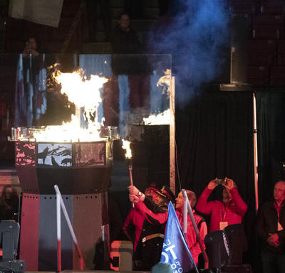 Des athlètes allument le flambeau lors de la cérémonie d'ouverture des Jeux olympiques spéciaux d'hiver du Canada Thunder Bay 2020.