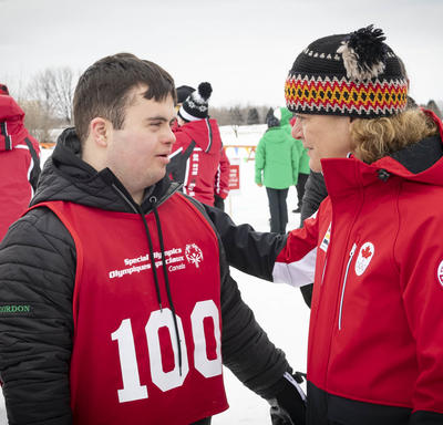 La gouverneure générale et un athlète en conversation profonde.