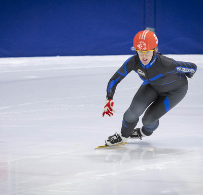 Un patineur de vitesse prend un virage serré lors d'une course aux Jeux olympiques spéciaux.
