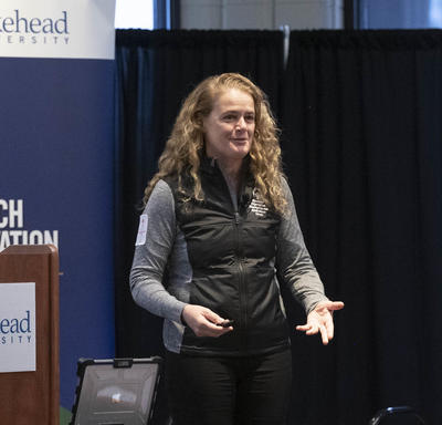 La gouverneure générale fait une présentation aux étudiants et à des professeurs de l'université Lakehead.