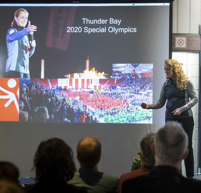 La gouverneure générale fait une présentation aux étudiants et à des professeurs de l'université Lakehead.