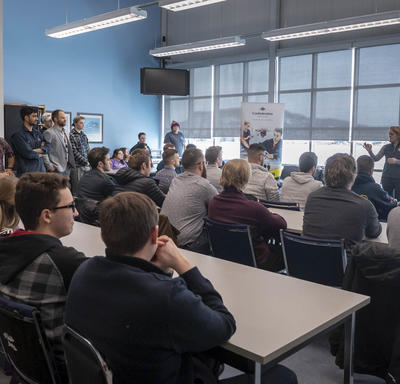 La gouverneure générale répond à des questions d'étudiants au Centre d'excellence en aviation.