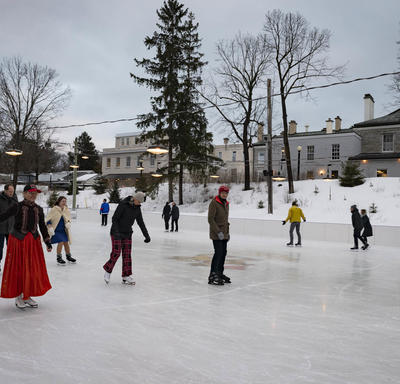 Des membres du corps diplomatique patinent à la patinoire de Rideau Hall.