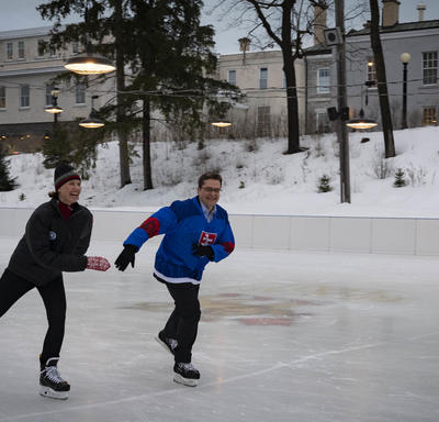 Deux membres du corps diplomatique patinent à la patinoire de Rideau Hall.