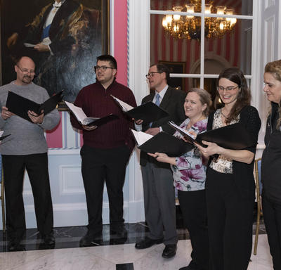 La gouverneure générale chante avec la chorale à l'intérieur de la Salle de la Tente à Rideau Hall pendant la réception hivernale pour le corps diplomatique.