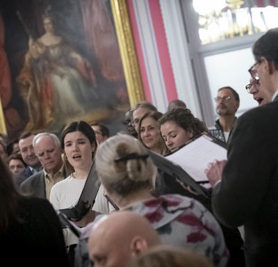 Une chorale chante dans la Salle de la Tente à Rideau Hall pendant la réception hivernale pour le corps diplomatique.