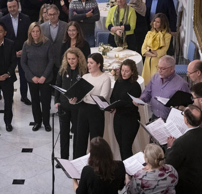 La gouverneure générale chante avec la chorale dans la Salle de la Tente à Rideau Hall lors de la réception hivernale pour le corps diplomatique.