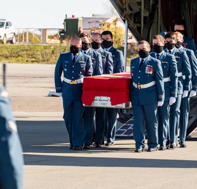 Captain Jennifer Casey’s coffin is carried off the plane by Canadian Armed Forces members.