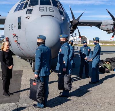 The Governor General and Commander-in-Chief of Canada talked to members of the Royal Canadian Air Force. 