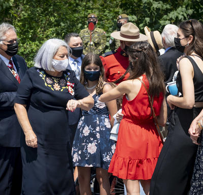 La gouverneure générale Mary May Simon salue sa famille et ses amis à l’extérieur de Rideau Hall.