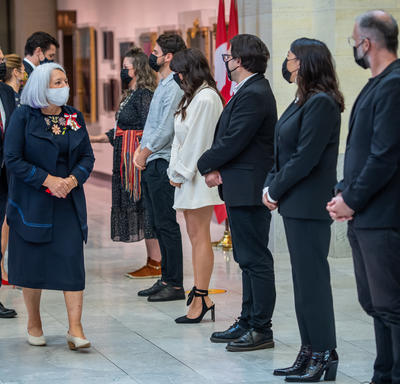 La gouverneure générale Mary May Simon remercie les artistes qui se sont produits lors de la cérémonie d’installation.