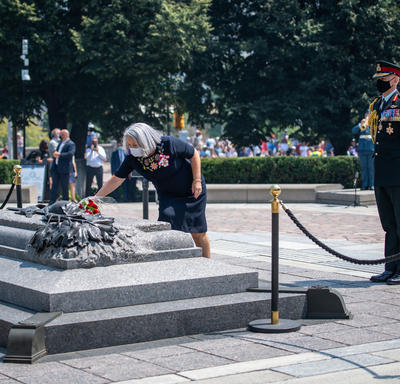 Governor General Mary May Simon placing a bouquet of flowers on the Tomb of the Unknown Soldier.