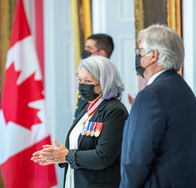 La gouverneure générale Mary May Simon et Son Excellence Whit Fraser debout côte à côte lors d’une partie de la cérémonie.