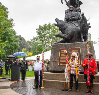Rassemblement de personnes au Monument national aux anciens combattants autochtones.