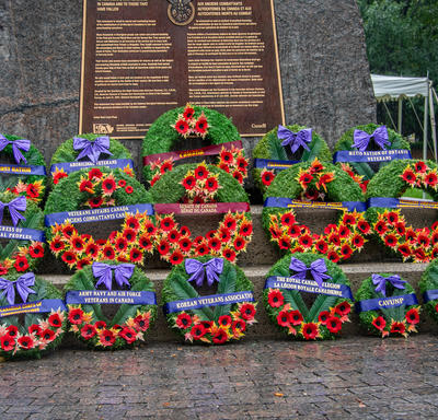 Plusieurs couronnes de fleurs ont été déposées au pied du Monument national aux anciens combattants autochtones.