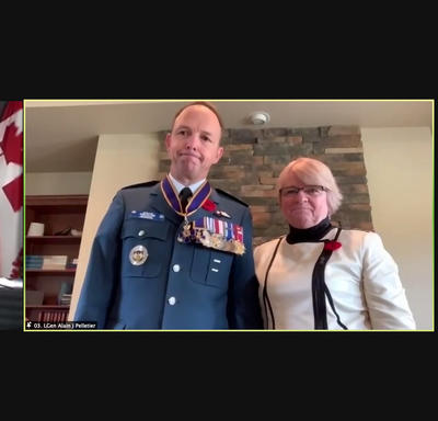 Écran partagé de la gouverneure générale Mary Simon et du Général Wayne Eyre et du récipiendaire des honneurs - un homme en uniforme avec une femme à sa gauche.