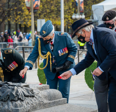 La gouverneure générale et M. Whit Fraser déposent leurs coquelicots sur la Tombe du Soldat inconnu lors de la cérémonie nationale du jour du Souvenir.