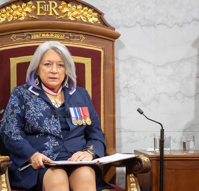 La gouverneure générale Mary Simon lit le discours du Trône au Sénat. Elle porte un ensemble bleu marine.