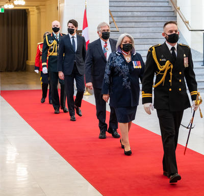 Le cortège arrive dans la salle du Sénat.