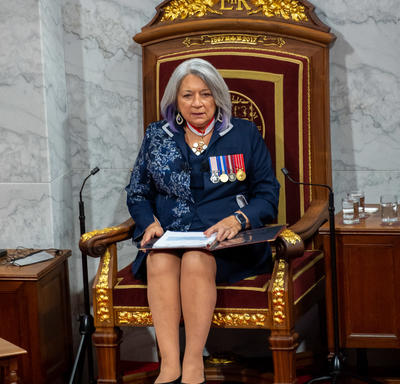 La gouverneure générale Mary Simon lit le discours du Trône au Sénat. Elle porte un ensemble bleu marine.