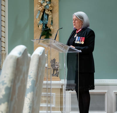 La gouverneure générale Mary Simon se tient sur un podium et s'adresse au public.