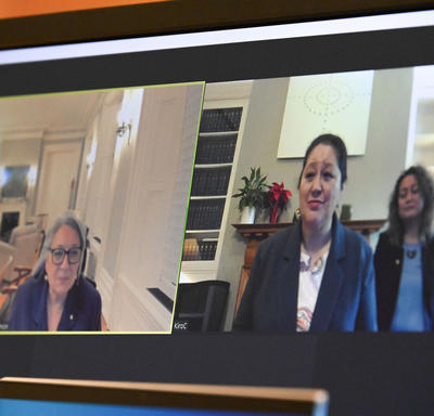 Capture d'écran de la gouverneure générale Mary Simon et de la gouverneure générale Dame Cindy Kiro participant à un appel virtuel.