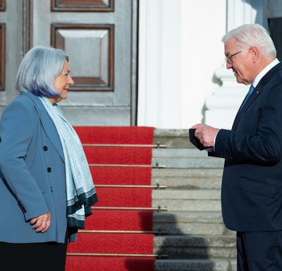 La gouverneure générale est accueillie par un homme du gouvernement allemand.