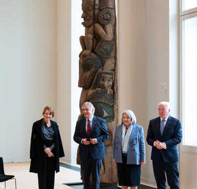 The Governor General and Mr. Whit Grant Fraser are standing in front of a totem pole. Ms. Elke Büdenbender is standing to Mr. Fraser’s right. President Frank-Walter Steinmeier is standing to the Governor General’s left.