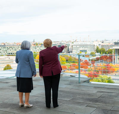Vue de dos de Son Excellence et Angela admirant le paysage de la ville.