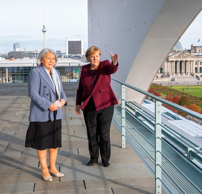 La gouverneure générale et Son Excellence Angela Merkel, chancelière de l’Allemagne, sont debout sur un balcon. Derrière elles, on voit le Bundestag.