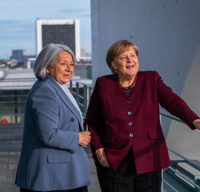 La gouverneure générale et Son Excellence Angela Merkel, chancelière de l’Allemagne, sont debout sur un balcon. Derrière elles, on voit le Bundestag.