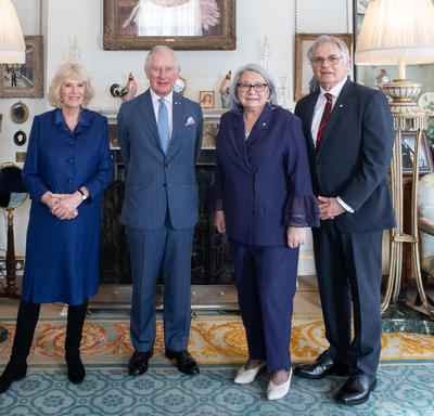 De gauche à droite : Son Altesse Royale la duchesse de Cornouailles, Son Altesse Royale le prince de Galles, Son Excellence Mary Simon, Son Excellence Whit Fraser.